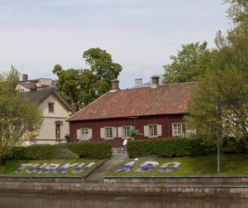 Apteekkimuseo Aurajokirannasta katsottuna.